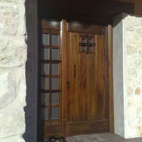 Molduras Cabrero puerta de entrada en madera